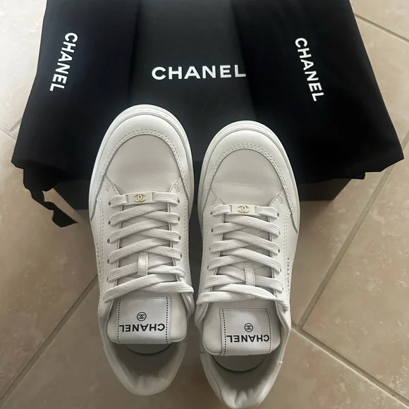 CHANEL White Leather sneakers - 8.5 - Picture 5 of 8